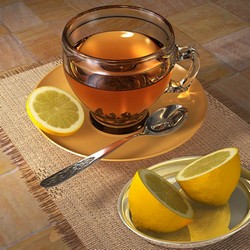 Чай и порезанный лимон пополам