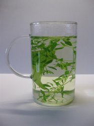 Тимьяновый чай в прозрачном стакане