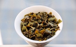 Заваренные листья чая алишань