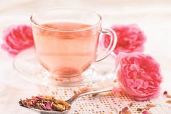 Чашка чая, лепестки розы