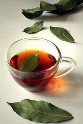 Чашка чая, лавровые листья