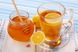Черный чай с медом, свойства этого напитка